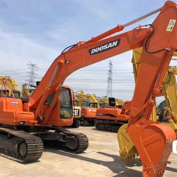 Excavateur Doosan DH220-7 utilisé par des conducteurs qualifiés pour des projets d'ingénierie