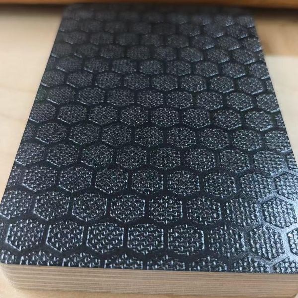 1220x2440mm 1250x2500mm Film Faced Plywood Moisture Resistant Non Slip Plywood