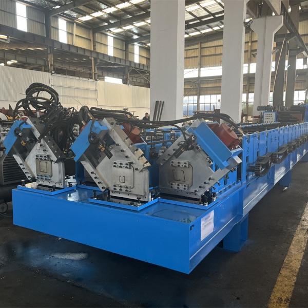 Máquina de moldagem de rolos de teto de quatro fileiras com rolos GCR15 com motor hidráulico de 5,5 kW