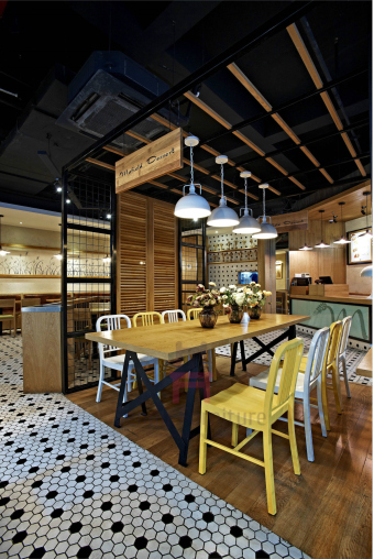 Стулья алюминиевого металла табуретки военно-морского флота Эмеко на открытом воздухе обедая с лоснистой изогнутой задней частью