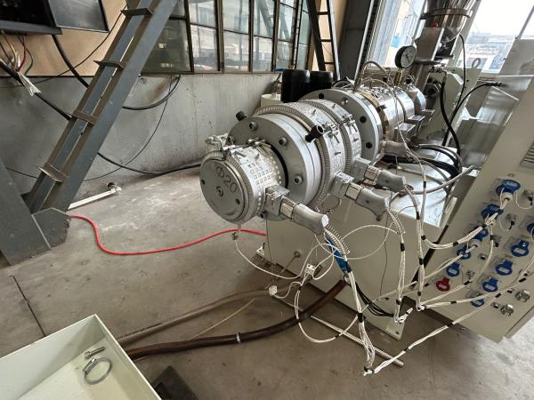Linha de extrusão automática de tubos de CPVC para abastecimento de água quente e combate a incêndios