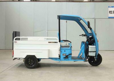 Tricycle électrique avec un abri contre la pluie, un capot avant et un véhicule de messagerie