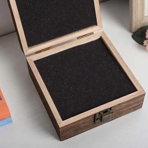 Une boîte à bijoux en bois très pratique.
