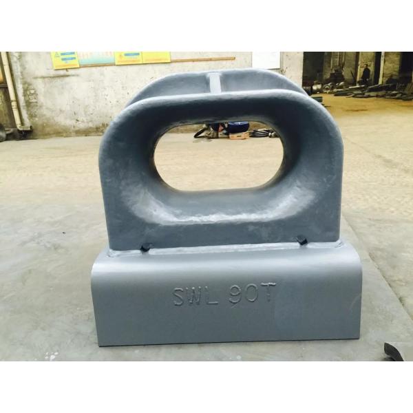 Морской пехотинец грузит чурки зачаливания чурок компонентов зачаливания морские