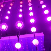 Des lumières LED 3D en couleur RVB et un support plus foncé pour la boule de Noël LED