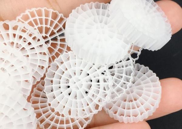K3 Kaldnes Mbbrの浮遊球生物フィルター媒体のHdpe 25*4mmの白色
