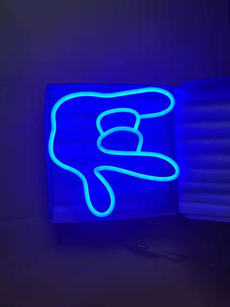 O néon da decoração de Dia das Bruxas ilumina o diodo emissor de luz que os sinais de néon gesticulam eu te amo