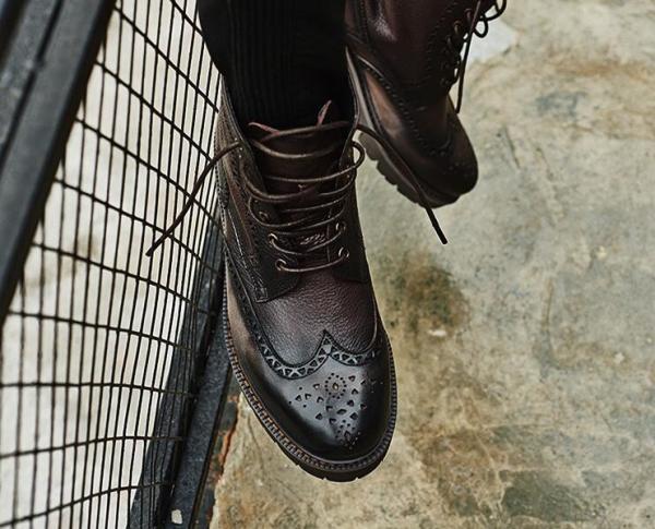 As botas do vestido do couro dos homens do estilo da forma cinzelam botas apontadas vintage de Martin dos homens do dedo do pé