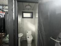 2.4M X 1M Toalete portátil de embalagem plana com estrutura mais forte e parede isolada, encanamento e fiação pré-fabricados