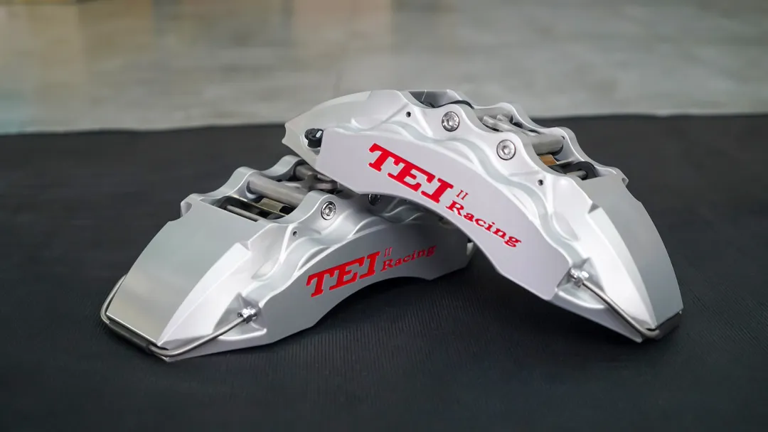 Front Big Brake Kit 6 Piston Caliper With 355*32 Mm Rotor BBK Auto Brake System For Range Rover Evoque 18 Inch Car Rim