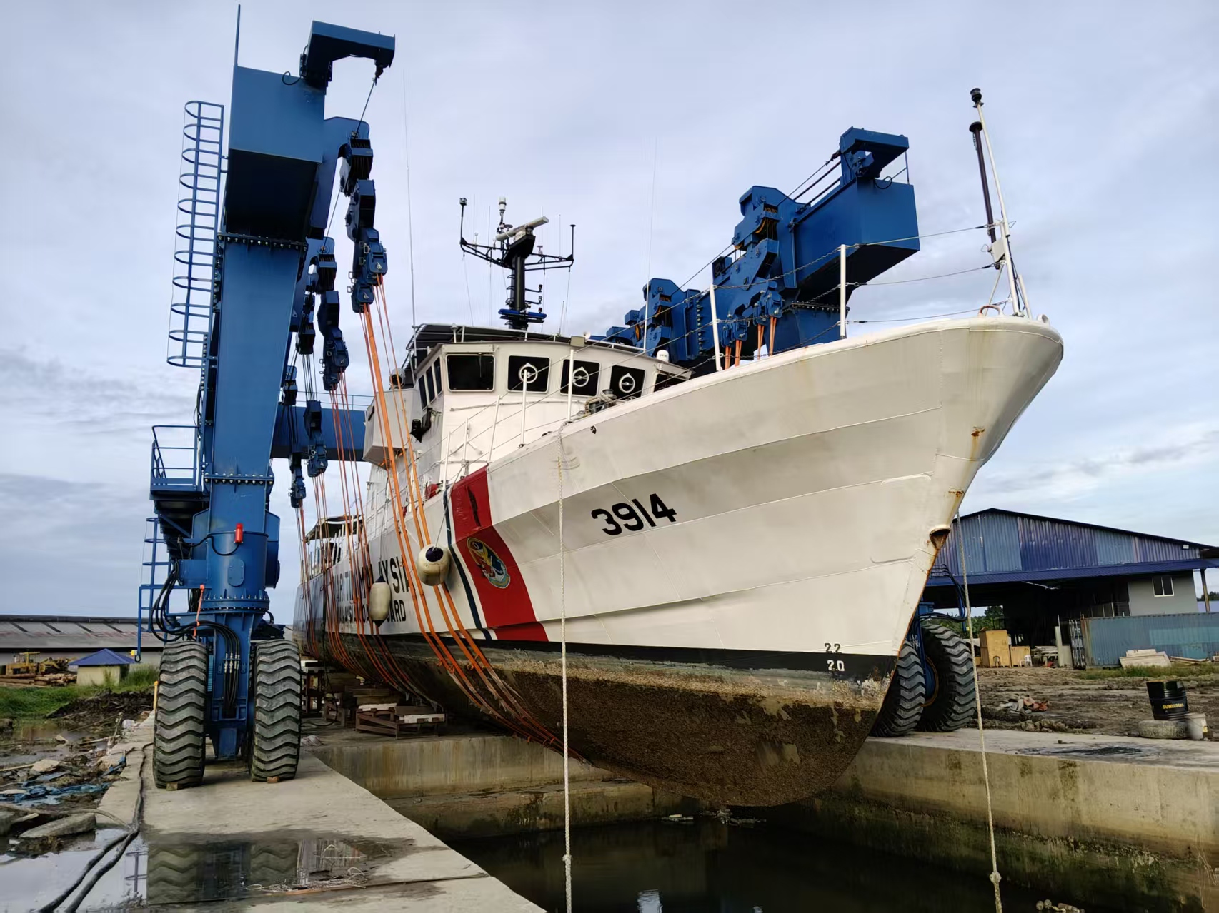 Zehua Heavy Duty Marine Crane 1000 Ton - Specialized for Malaysia Shipyard Boat & Yacht Lifting