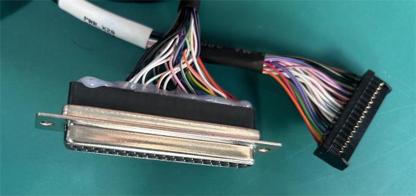 2列のワイヤーハーネスコネクタ 絶縁 メタルシールド 取得 信号ワイヤハーネス 2.5KV DB37