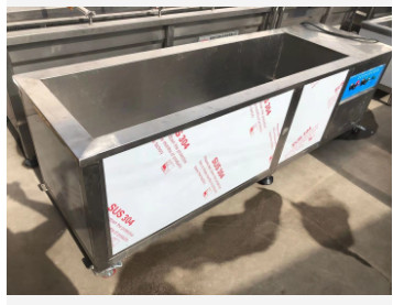 A máquina da limpeza ultrassônica de três painéis para as peças de limpeza lubrifica a placa do encabeçamento do refrigerador