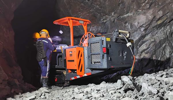 Articulated Chassis Structure Heavy Duty Drilling Equipment Drilling Speed 0.8 - 2m/min