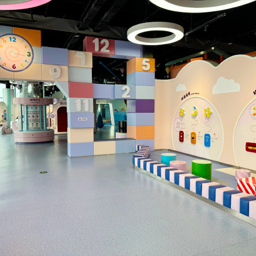 Plancher en caoutchouc antidérapant et absorbant le son pour les espaces d'exposition des musées