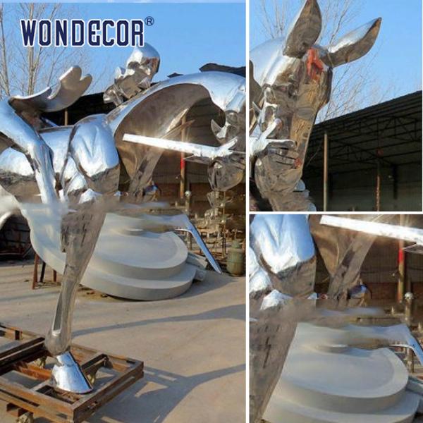 Большая абстрактная скульптура лошади из нержавеющей стали