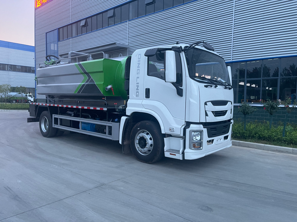 Isuzu Desert Dry Sand Vacuum Truck with 10m Suction Pipe 205HP Diesel Engine and 10000L Tank Capacity