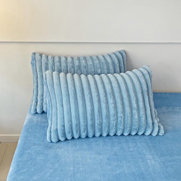 Cuatro piezas de ropa de cama