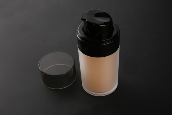 Garrafa mal ventilada cosmética para o creme do olho da essência, garrafa mal ventilada da dupla camada PMMA de UKMS36 30ml-50ml para o cosmético dos homens