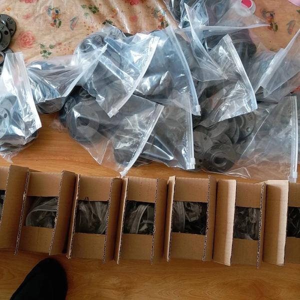 Accesorios para tubos de hierro decorativos Trabajo con el ajuste de tubos Flange de suelo de hierro maleable negro