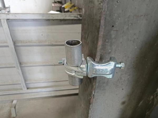 Clamps para tubos de construção de superfície de separação de paredes