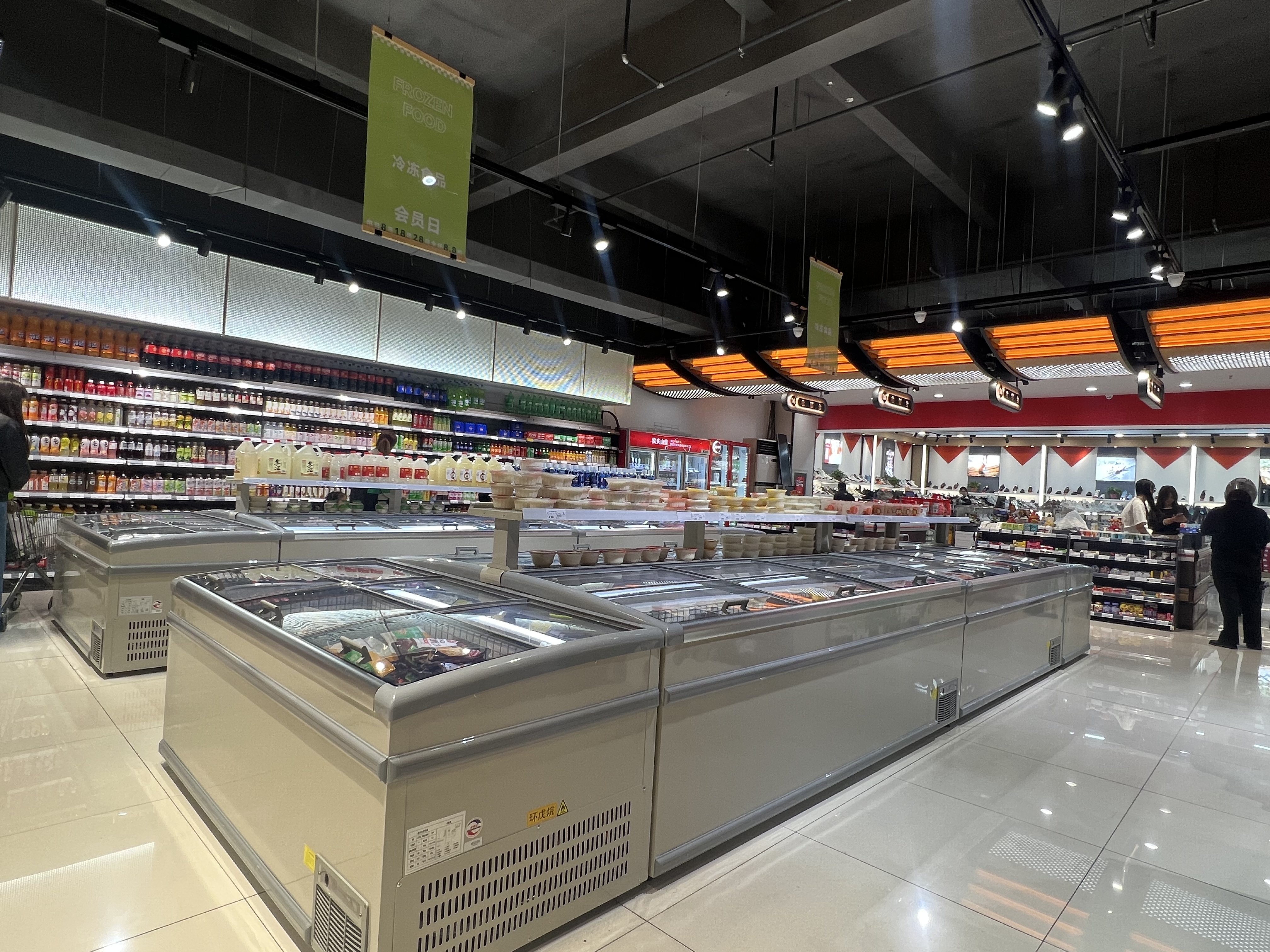N Climate Island Freezer Display with Integrated Led Lighting Offering Frozen Food Presentation and Easy Product Access