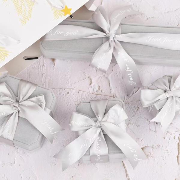 Серый белый дисплей коробки подарка картона бархата упаковывая для ожерелья кольца ювелирных изделий