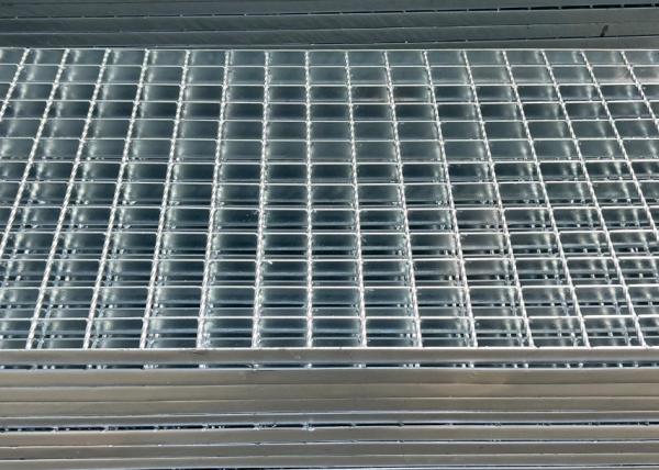 A grade de aço galvanizada resistente do aço em barra do rolamento do metal da raspagem da entrada de automóveis serrilhou a malha de aço