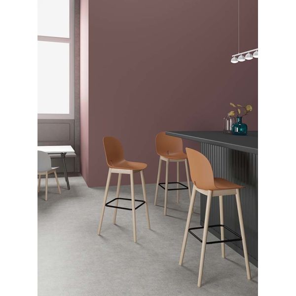 Indoor PP Modern Bar Stool Ash Wood Metal Legs 450 * 540 * 1070mm For Cafe