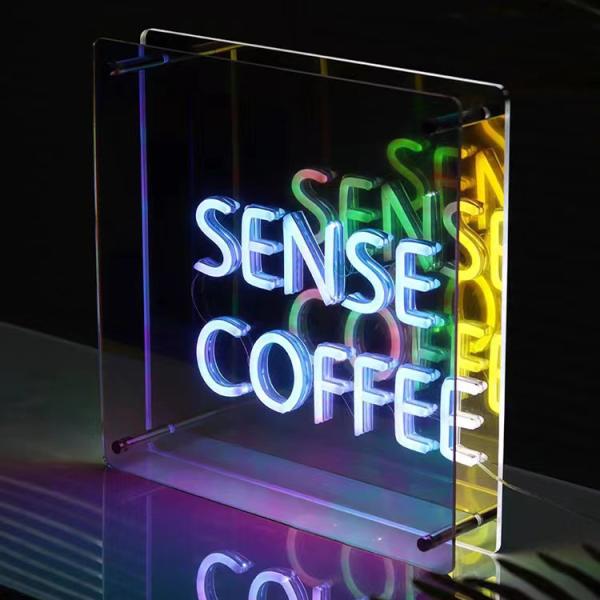 Неоновые зеркала, отражающие художественность Внутренние наружные модные тенденции для современных пространств