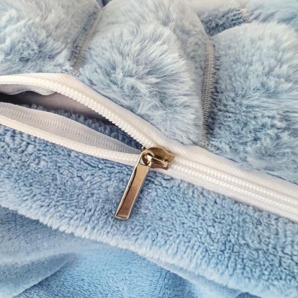 Cuatro piezas de ropa de cama