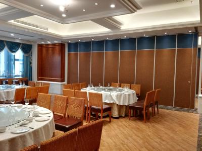 Smooth Operate Hotel Acoustic Folding Room Partition Walls Commercial