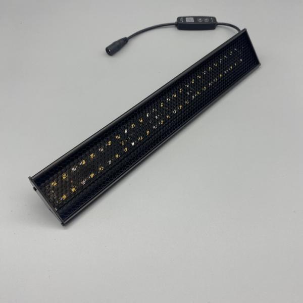 Lumière de reptile 8W LED en aluminium UVA UVB Lampe à LED contrôlable Lampes de lumière de reptile Dimming et 2 modes UVI