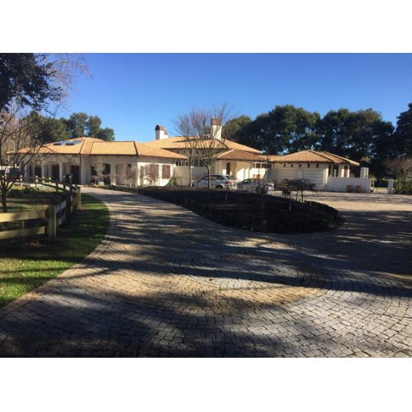 Камни естественной черноты разделения на открытом воздухе вымощая, камни гранита серые черные вымощая