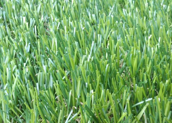 Grama artificial para ajardinar, tapete falsificado verde do campo de jogos das crianças da grama