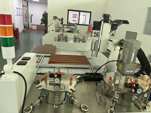 Ab machine à enduire de colle pour enduire et remplir automatiquement des appareils électroniques