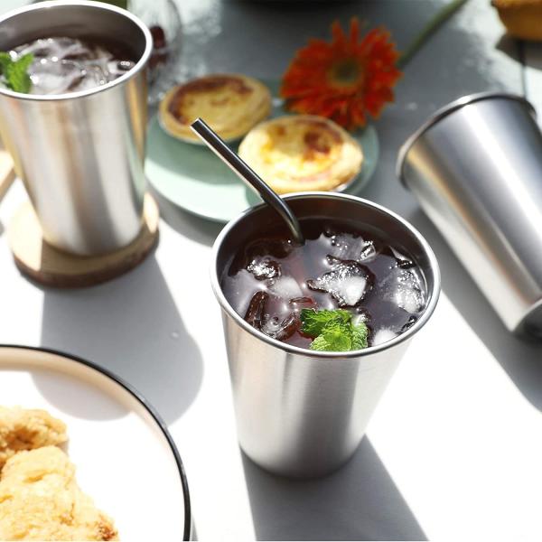 Une tasse à café à double paroi en acier inoxydable