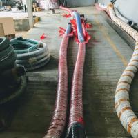 ENVIE - à mangueira reforçada NAVIO usada na doca do cais para o transporte do óleo bruto
