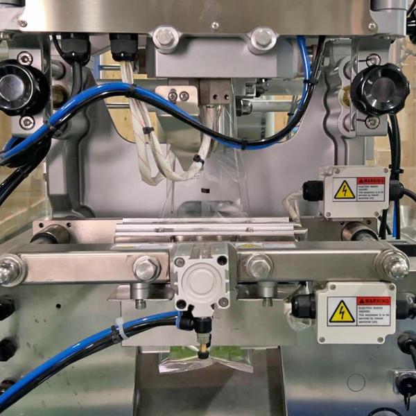 Máquina automática de envasado de chips de yuca 60-100 BPM 10g-300g