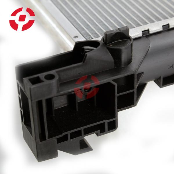 32224828 Pièces automobiles Système de refroidissement du moteur de voiture refroidisseur de liquide de refroidissement Radiateur en aluminium Réservoir d'eau en plastique pour VOLVO XC90