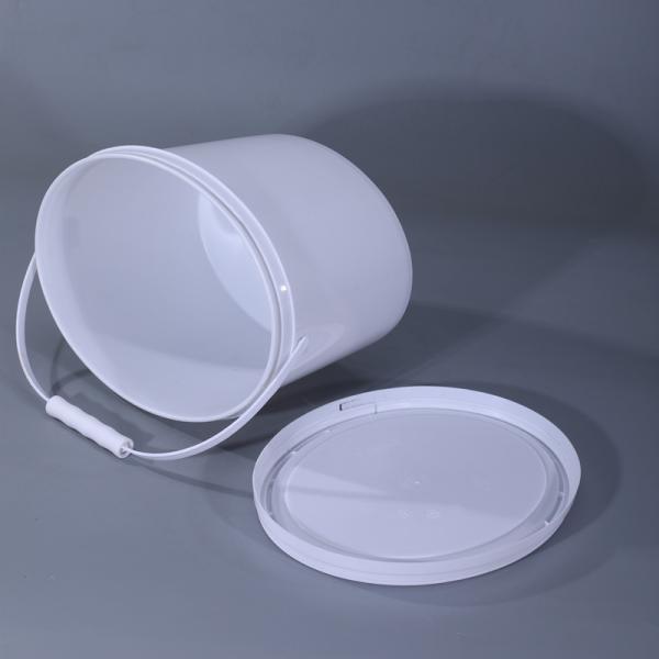 Un seau en plastique blanc de 10 litres pour un matériau respectueux de l'environnement dans l'industrie de la peinture au latex