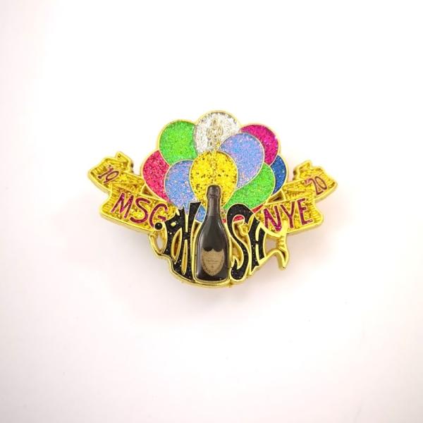Une épingle de soirée en émail de collection NYE Run en or personnalisé avec des couleurs brillantes