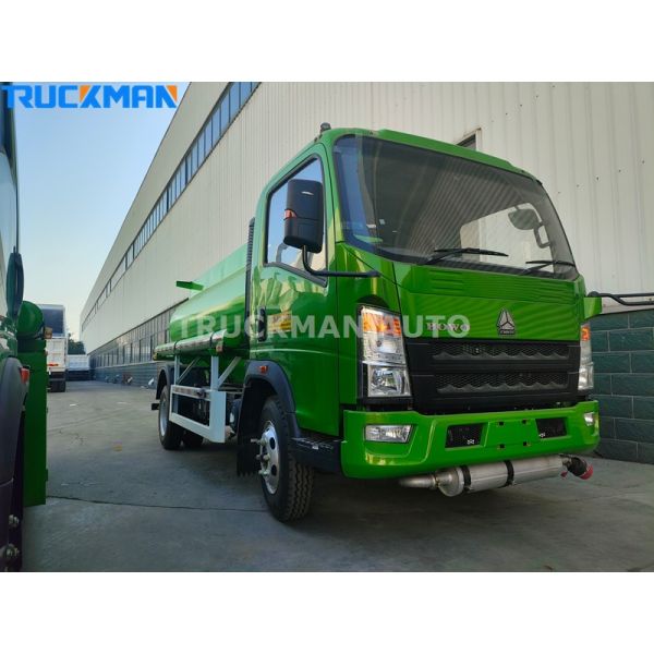 Reliable Quality SINOTRUK HOWO 4X2 RHD 5000 Liters Oil Tanker Truck For Zambia