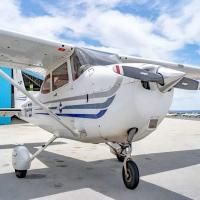 Un avion d'occasion de 13000 pieds Cessna 172 Skyhawk en vol pour la première fois en 1955