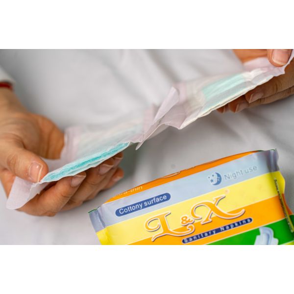 Maxi Night Sanitary Napkin 283mm Feminine Pad Designed for Comfortable Overnight Protection and Leak Proof Absorbency