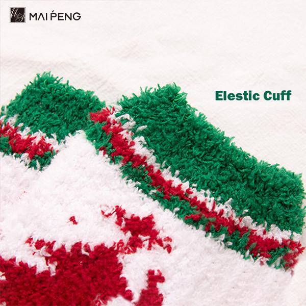 Des chaussettes chaudes à la maison à l' intérieur de Noël, des chaussettes épaisses et chaudes en tricot