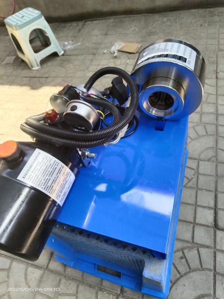 1 Inch 7 Dies 1-4 Layer Hose Hydraulic Crimping Machine / Hose Crimping Machine High Pressure 6-25mm Blue Color 12v/24V