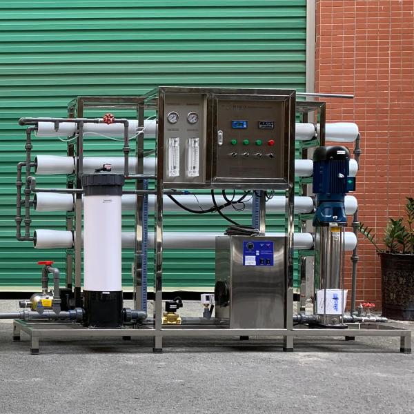 Aguas subterráneas Sistema de tratamiento de aguas de pozos salobres Equipo de purificación de agua 2000LPH Tratamiento de agua potable 3.75KW