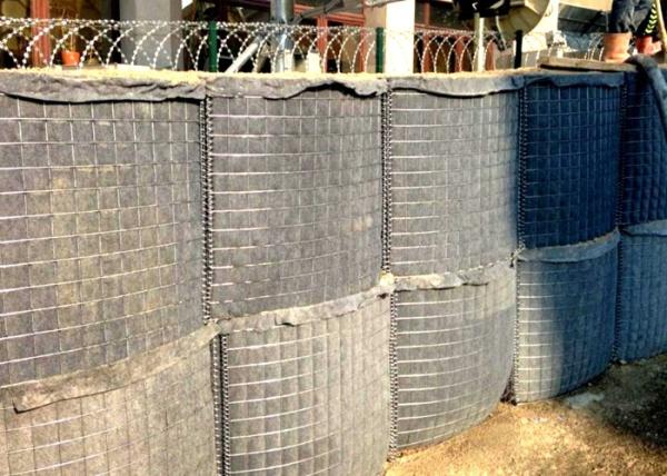 A areia encheu barreiras 50x50mm militares recuperáveis de Hesco