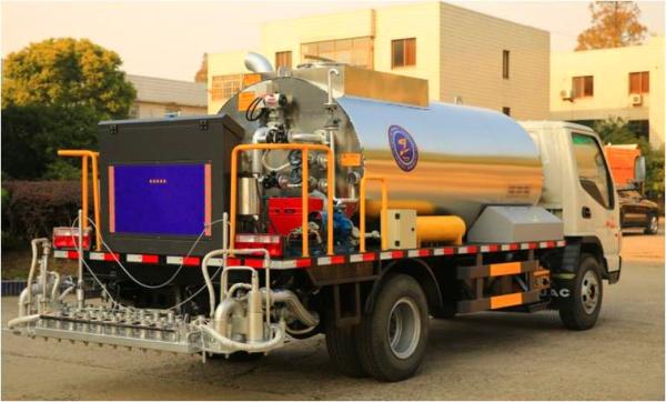 Bituminous Gravel Synchronous Sealer Truck , XTF120A , Asphalt Tank 6m3, Crushed Stone Tank